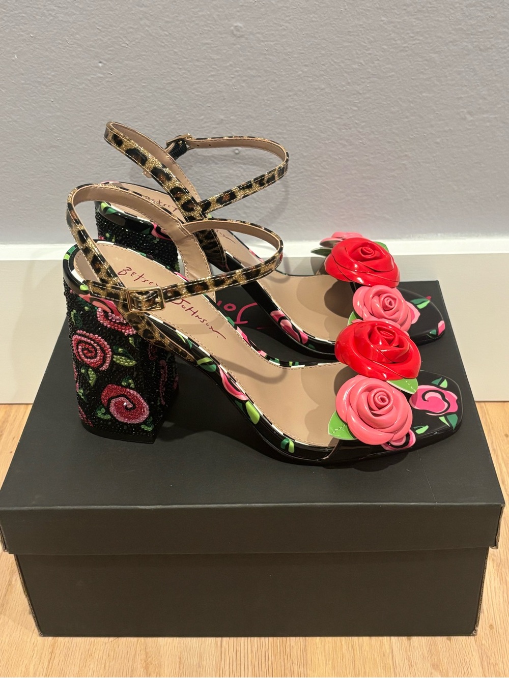 NIB Betsey Johnson Black Floral Heels with Red & Pink Roses & sparkle- W9.5